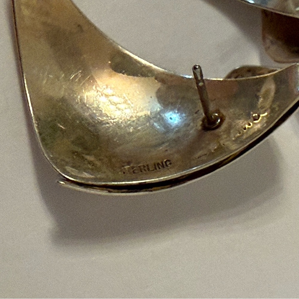 PEARCE EARRINGS SIGNED STERLING SILVER CURVED TRIANGLE POST STUD PIERCED VINTAGE - Picture 8 of 9